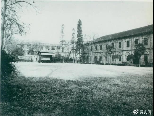 　　1927年3月18日，毛澤東出席在武昌舉行的河南武裝農民代表大會(huì )，并作湖南農運狀況報告。圖為大會(huì )會(huì )場(chǎng)——武昌農講所大操場(chǎng)。