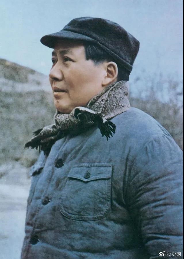 　　1947年3月18日，中共中央機關(guān)主動(dòng)撤離延安。毛澤東和周恩來(lái)、任弼時(shí)等繼續留在陜北，指揮全國人民解放戰爭。這是轉戰陜北前夕的毛澤東。